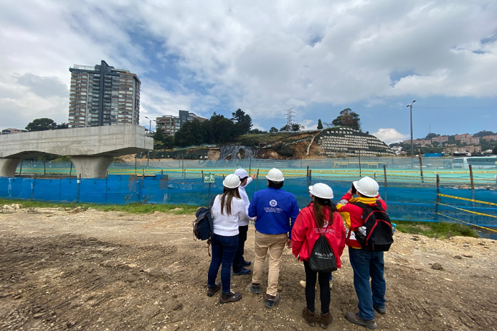 Funcionarios de la Contraloría de Bogotá D.C. en visita de verificación a la obra de la Avenida El Rincón con Boyacá